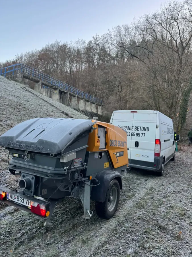 Čerpadlo Putzmeister P 730 a dodávka na zamrznutom teréne pri betonáži