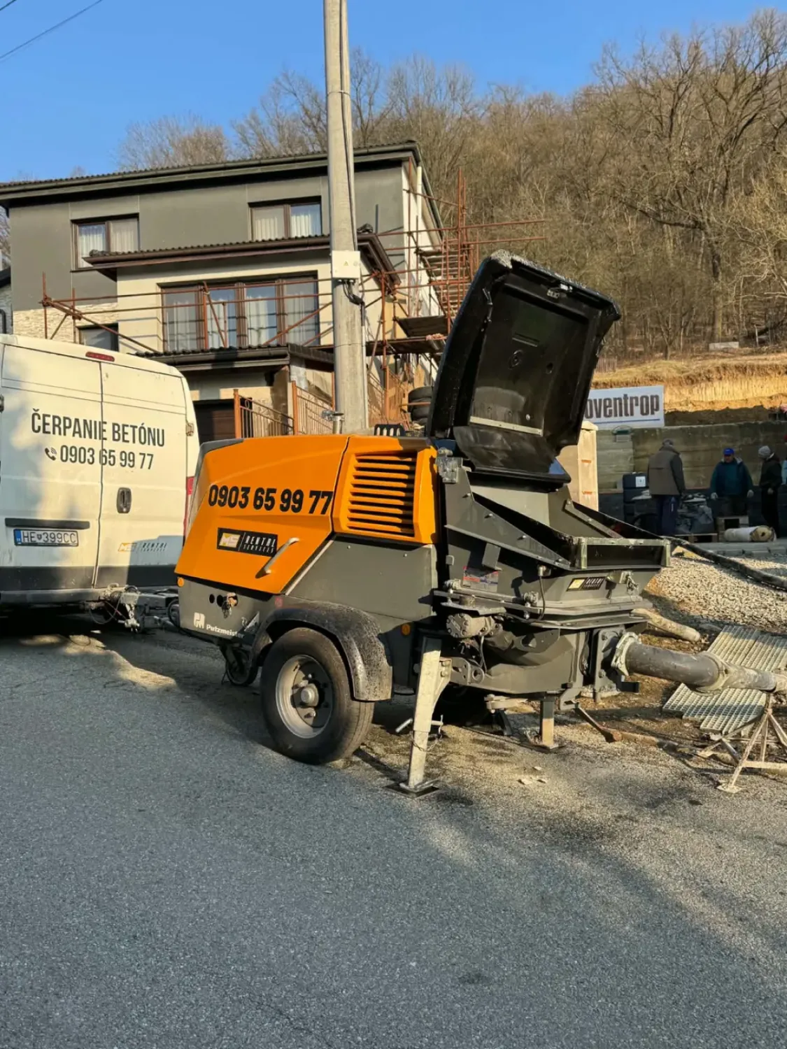 Oranžové čerpadlo betónu Putzmeister P 730 pri stavbe rodinného domu